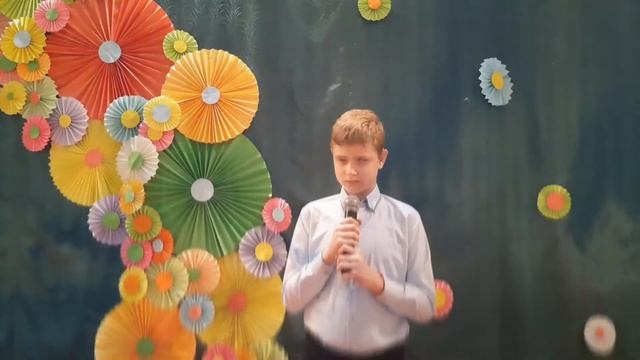 Саша Гладких с песней 