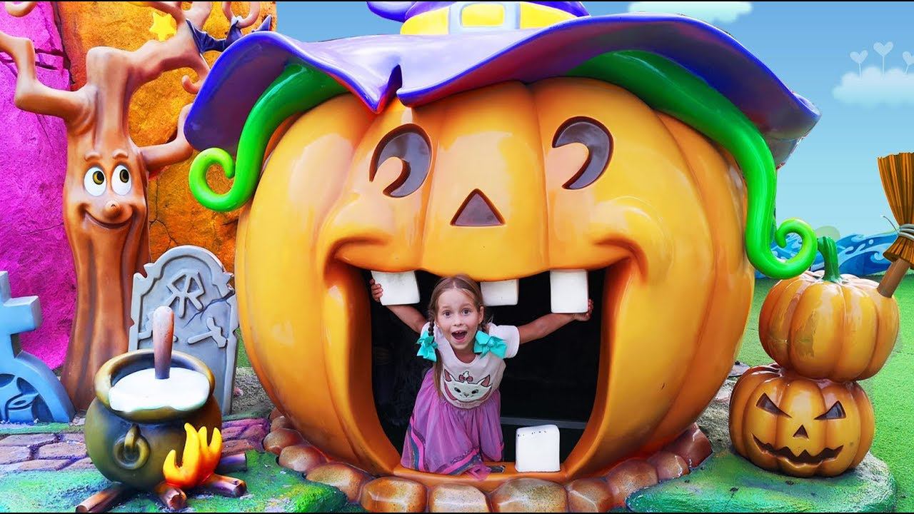 София и сонный Папа Играют в Развлекательном Парке для детей смотреть онлайн