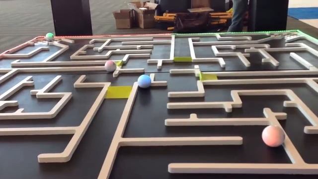 Smartphones Race Robotic Balls Through Golf Maze смотреть онлайн