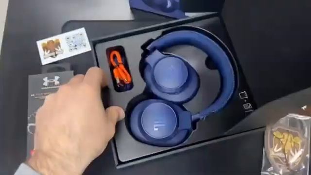 Распаковка JBL LIVE660NC смотреть онлайн