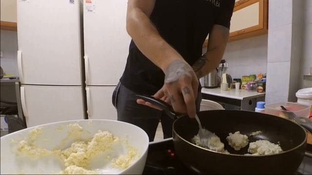 РЕЦЕПТ СЫРНИКОВ! КАК ЧИСТИТЬ ЯИЦО? смотреть онлайн