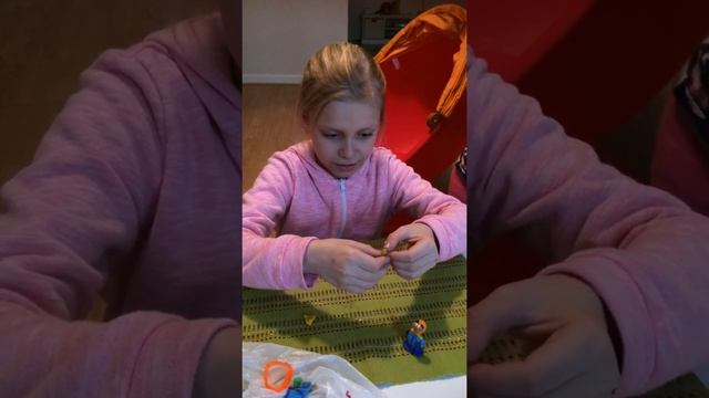 Лепим Рапунцель и Эльзу из пластилина,поем с сестренкой шведские песни на шведском языке))) смотреть онлайн