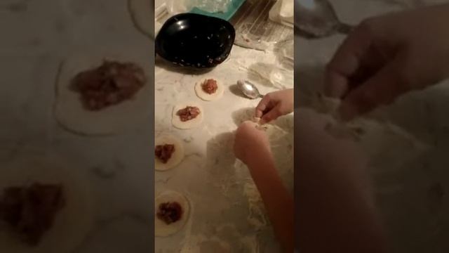 Как лепить манты? Даже ребёнок знает как! #ребеноклепитманты смотреть онлайн