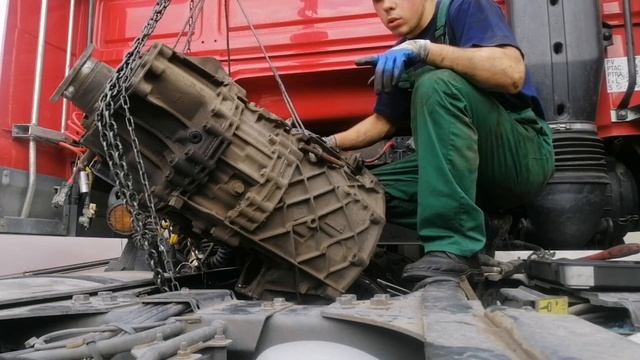 Снятие КПП с машины DAF XF смотреть онлайн