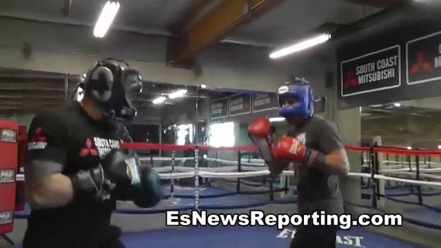 Boxer Pelos (135) vs Bodybuilder (210) Sparring - Looks What Happens - EsNews Boxing смотреть онлайн