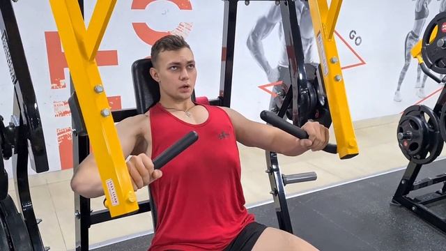 Жим хаммер на низ грудных смотреть онлайн