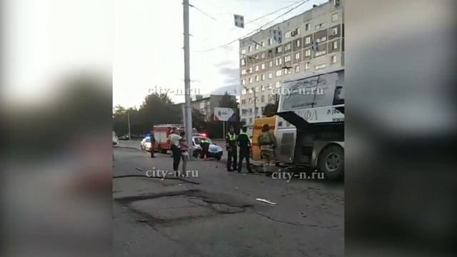 В Новокузнецке автобус снёс ограждение, потому что водителю стало плохо смотреть онлайн