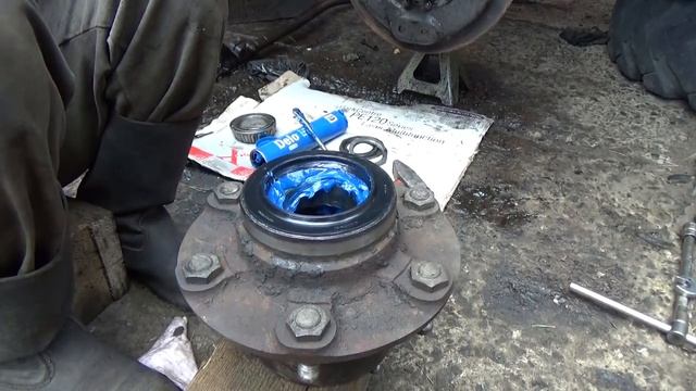 Перебираем передний мост на ГАЗ-63,часть третья,собираем и регулируем поворотный кулак. смотреть онлайн