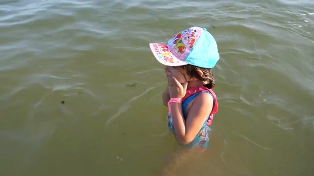 VLOG Почему бабушка в одном платье. Костя подкидывает Алису в море смотреть онлайн