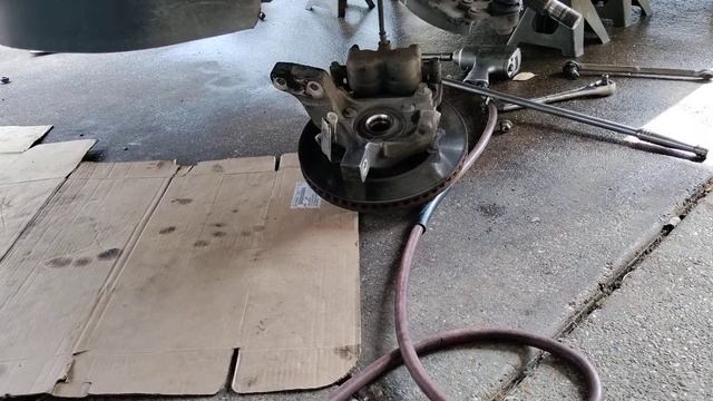 parte #2 como cambiar la suspension de un Saturn VUE 2004 смотреть онлайн