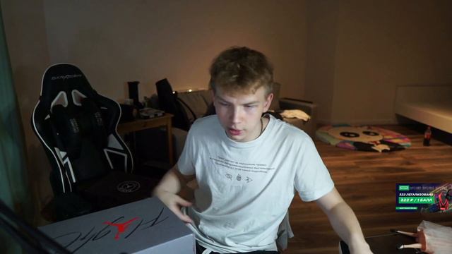 СТРОГО ОТКРЫВАЕТ ПОДАРКИ С ДНЯ РОЖДЕНИЯ | ДР СТРОГО смотреть онлайн