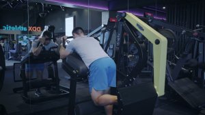 Разгибание бедра стоя в тренажере