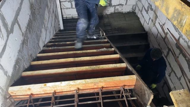 ДОМ ХАЙТЕК. ИЗГОТОВЛЕНИЕ МОНОЛИТНОЙ ЛЕСТНИЦЫ смотреть онлайн