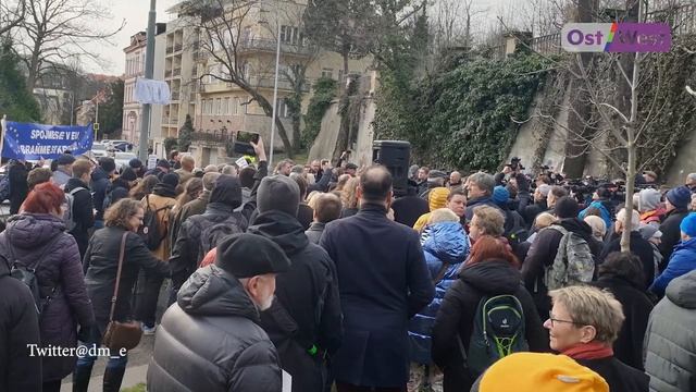 «Не видно сотрудников российского посольства» — как в Праге переименовали площадь смотреть онлайн
