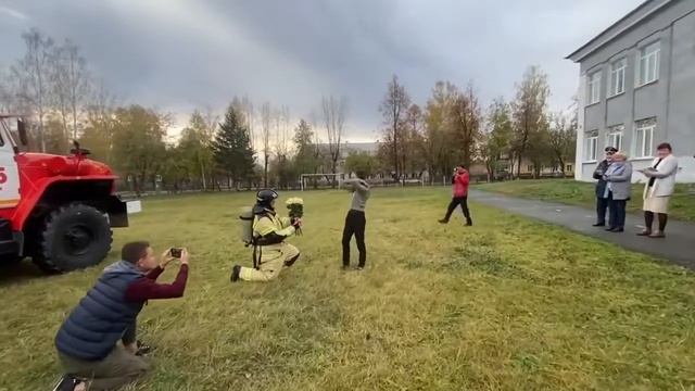 Свердловчанин сделал предложение своей девушке во время учебной эвакуации смотреть онлайн