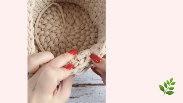 Завершение корзины из трикотажной пряжи. Закрытие последней петли. Бесшовное вязание. смотреть онлайн