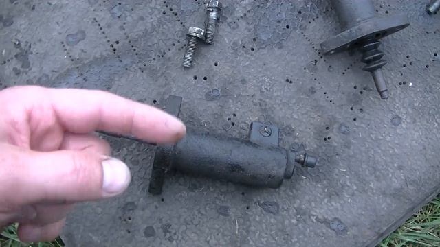 W123 240D Blue - Замена рабочего цилиндра сцепления смотреть онлайн