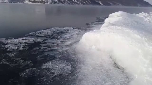 Борьба течения со льдом в районе причала Рогатка. Январь 2020г. смотреть онлайн