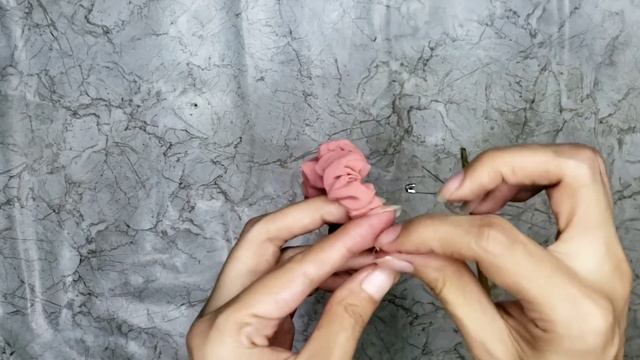 Cómo hacer un Scrunchie de Tela/Coleteros para el Cabello/Laço de Cabelo смотреть онлайн