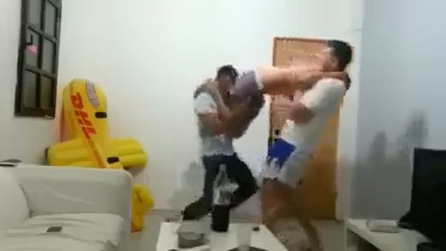 дятел ломится в дупло - russian prank смотреть онлайн