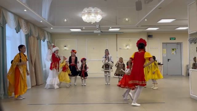 Танцевальный коллектив "Мичээр" дочки с мамами детский сад "Улыбка" Чурапчинский улус с Чурапча смотреть онлайн