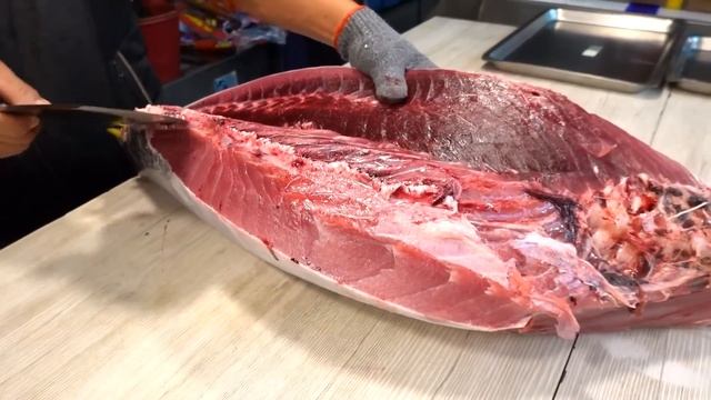 Amazing skill！Bigeye tuna cutting MASTER - How to cut bigeye tuna for sashimi / 驚人的技巧！大目鮪魚切割大師 смотреть онлайн
