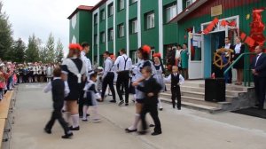 1 сентября 11 класс с 1 классом танец Локосово 2017