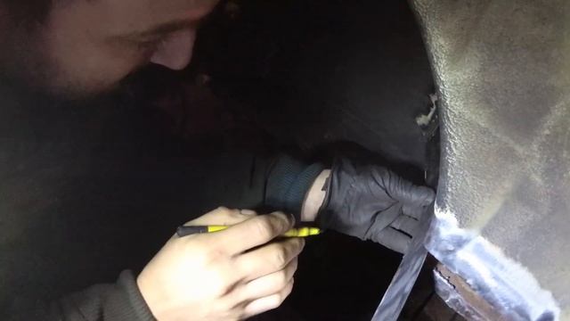 Кузовной ремонт BMW, довариваем брызговик, зачищаем и грунтуем смотреть онлайн