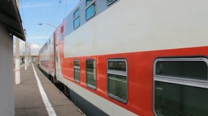 Тепловоз ТЭМ18ДМ-1256 с двухэтажным поездом.