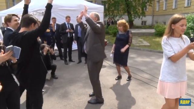 Жириновский танцует смотреть онлайн