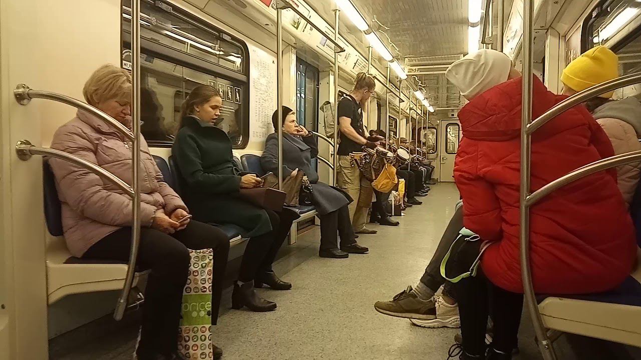 Уличный музыкант в Московском метро на станции Владыкино смотреть онлайн