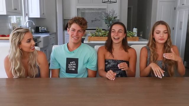 Asking Girls Awkward Questions! ft. Lexi Rivera, Lexi Hensler, Pierson! смотреть онлайн