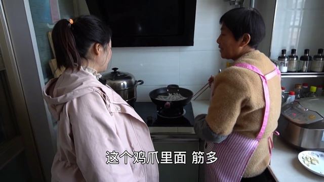 儿媳孕期总说腿疼，婆婆在家炖骨头汤，又卤一盘鸡爪，给儿媳补补 I Daughter-in-law's leg cramps, mother-in-law is cooking смотреть онлайн