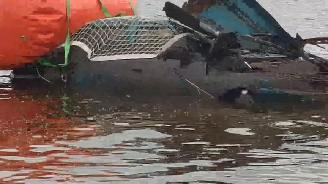 В Пермском крае дайверы достают машину, в которой шес... смотреть онлайн