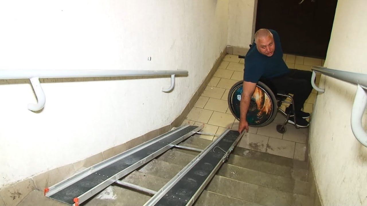 Пандус в доме бийского инвалида-колясочника заменили, но проблему это не решило
