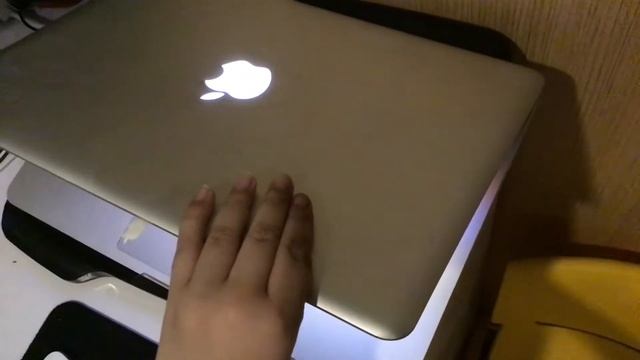 MacBook Pro 13 Apple logo light смотреть онлайн