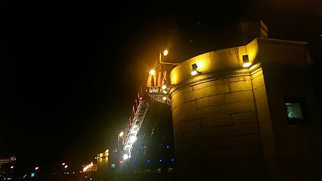 Ночной Питер. Разводные мосты, вид снизу. смотреть онлайн