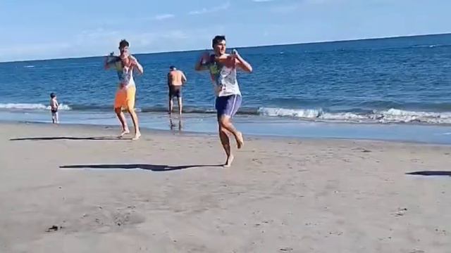 Вот чем занимаются на пляжах в Римини каждое утро