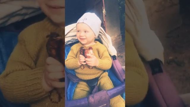 Малыш кушает мясо приготовленное на углях!! смотреть онлайн