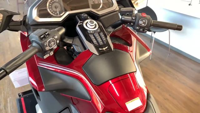 Honda Gold Wing Tour 1800 DCT. Red смотреть онлайн