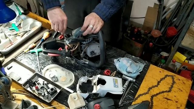 Бензопила "Sterwins" обслуживание карбюратора. смотреть онлайн