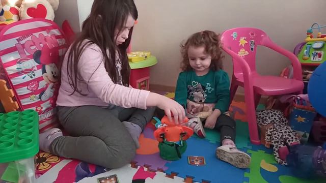 Mimi Play with Catch The Fox Game | Family Fun смотреть онлайн