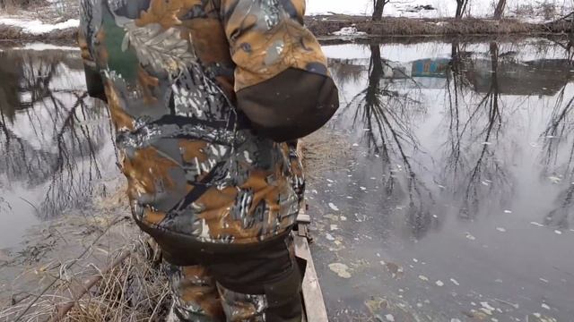 Ловля щуки весной по последнему льду! Маленький деревенский пруд!! смотреть онлайн