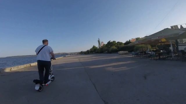 На набережную из центра и обратно. Электросамокаты. Керчь. Крым. смотреть онлайн