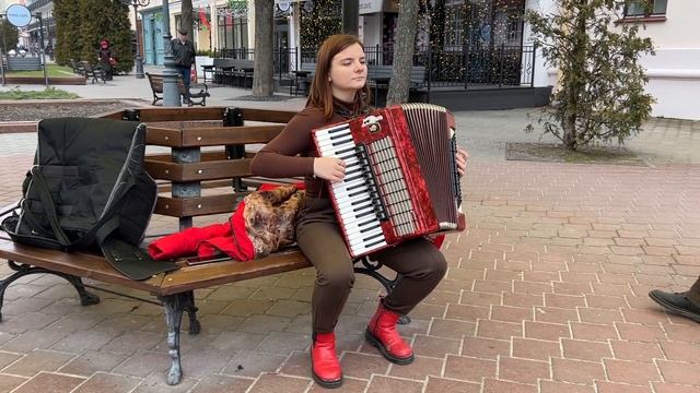 БЕЛЫЕ РОЗЫ - от девушки с аккордеоном! смотреть онлайн