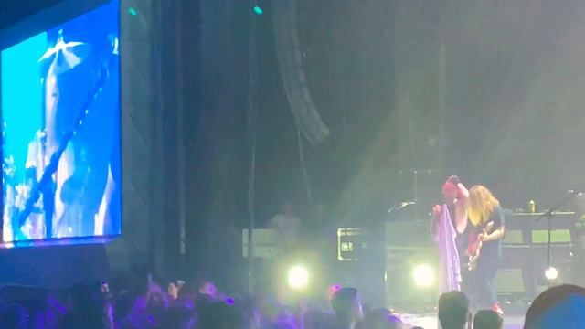 Bert (The Used) sings Shadow of the Day for Chester Bennington during Houston’s Disrupt Festival смотреть онлайн