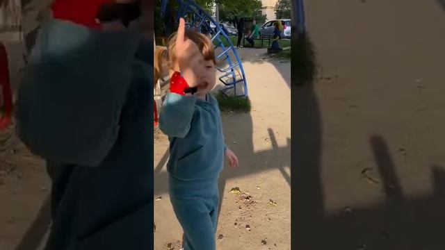 Ксюша !!! Начинающий блогер. Песня - про папу, маму и любимого братика Сашу ! :) смотреть онлайн