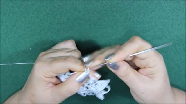 АЖУРНАЯ САЛФЕТКА С ЛИСТЬЯМИ И ЦВЕТАМИ НА СЕТОЧКЕ. ПЕРВАЯ ЧАСТЬ. СХЕМА. смотреть онлайн