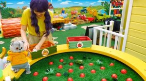 Кот Басик на детской ферме — доим корову! Развивающие видео для детей про игрушки