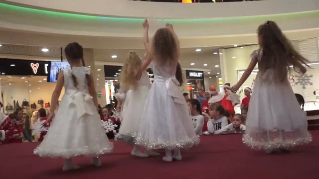 Танец Снежинка, мл.гр школы танца Пантера ПРО. Вокал: Золотухина Галина смотреть онлайн